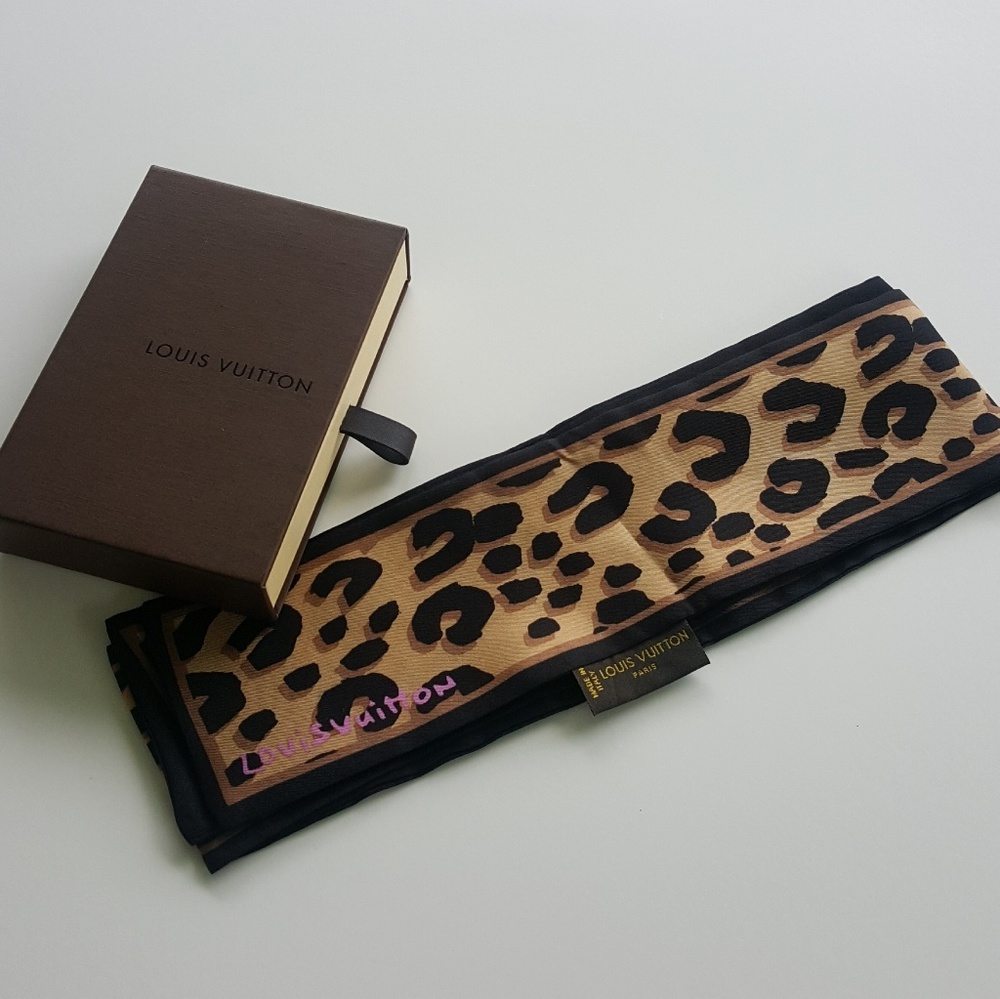 💕Louis Vuitton Leopard Scarf💕
